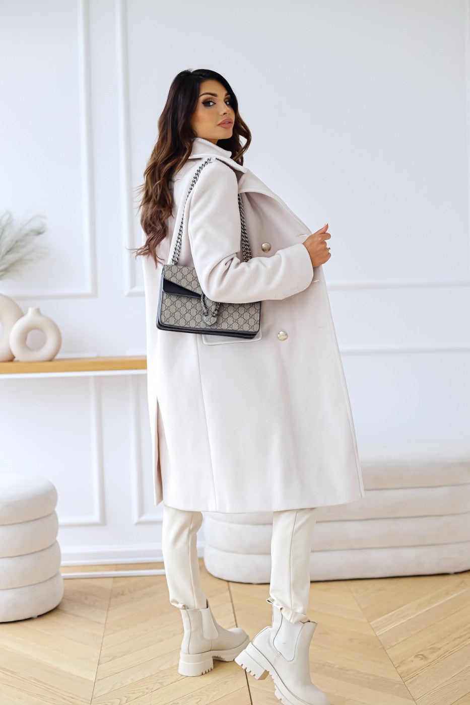 Manteau femme long à boutons coupe élégante en laine mélangée usage urbain