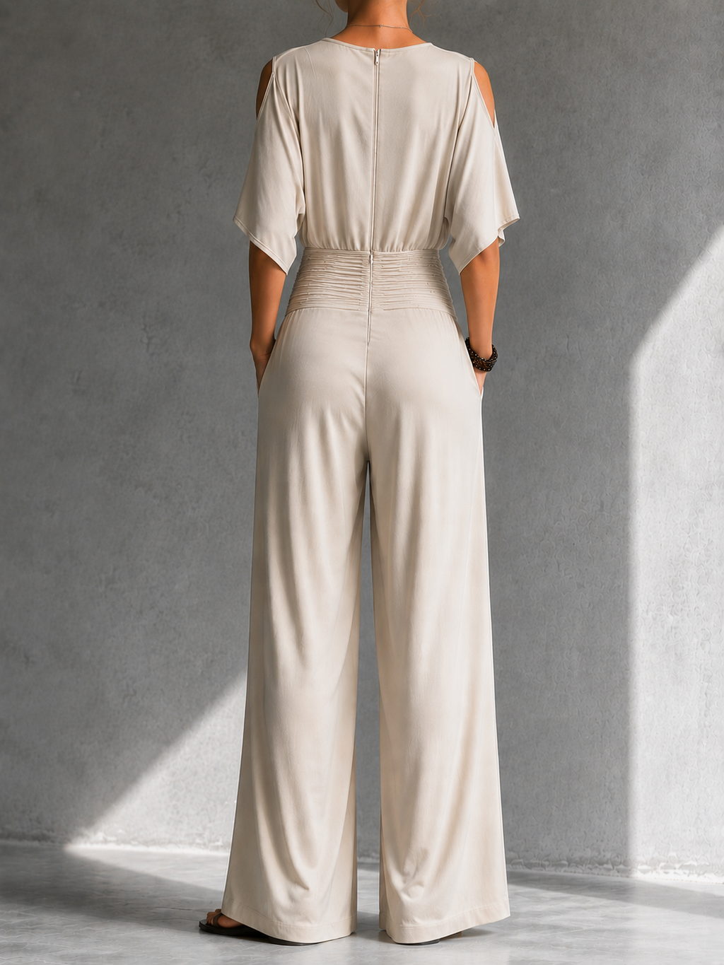 Combinaison femme élégante à col V croisé et pantalon large