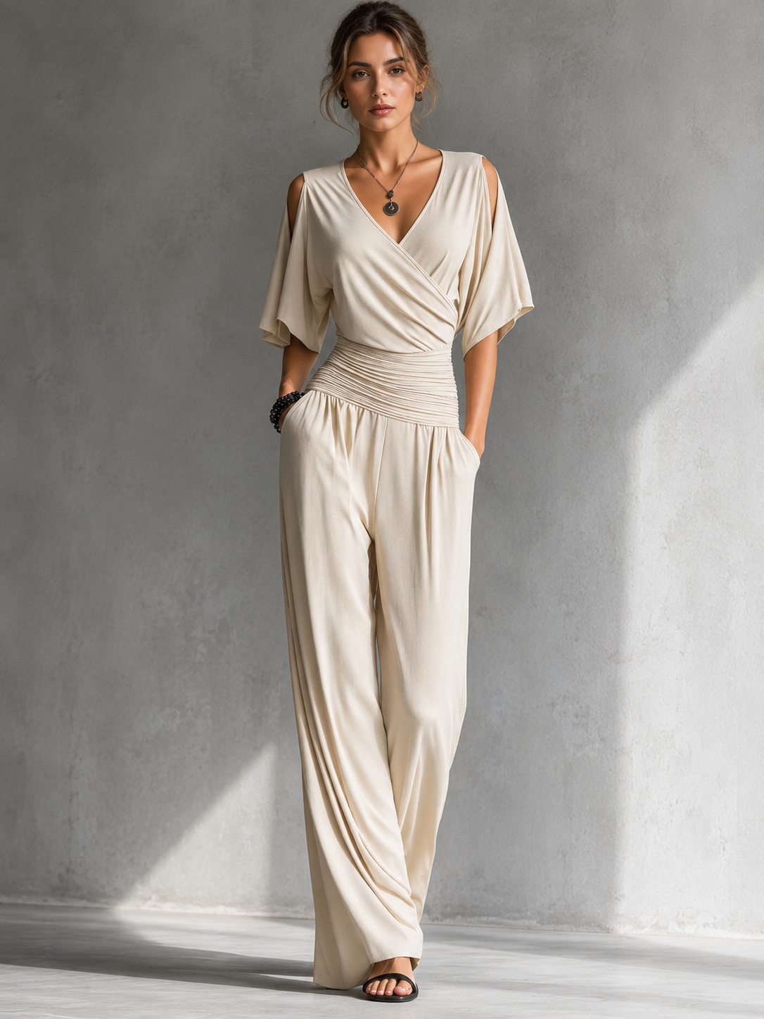 Combinaison femme élégante à col V croisé et pantalon large