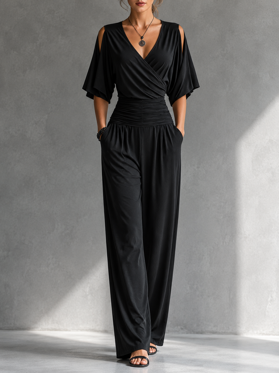 Combinaison femme élégante à col V croisé et pantalon large