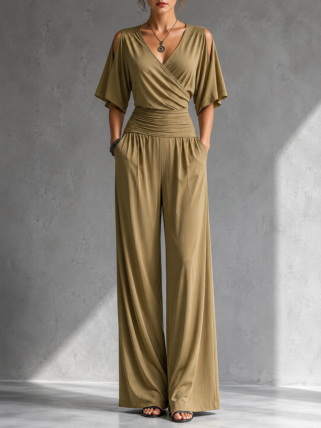 Combinaison femme élégante à col V croisé et pantalon large