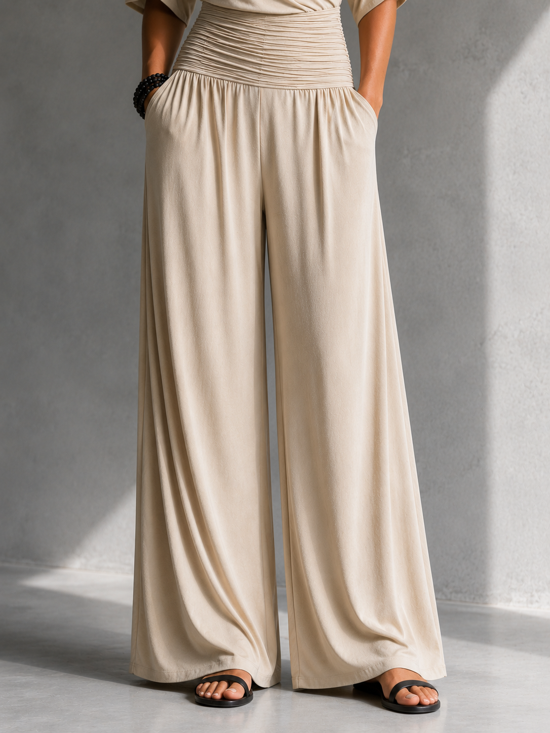 Combinaison femme élégante à col V croisé et pantalon large