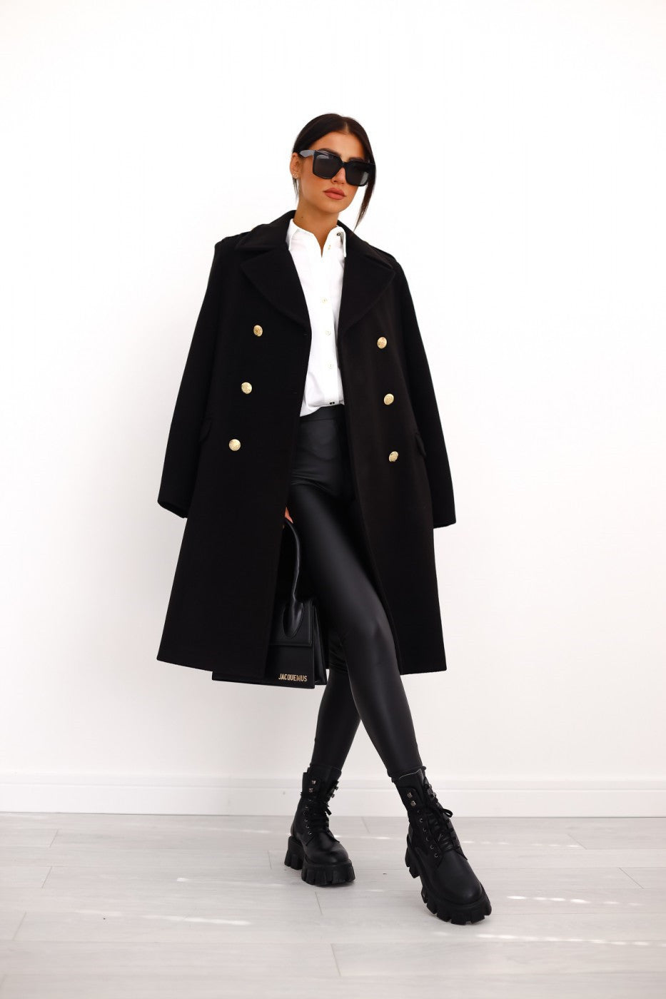 Manteau femme long à boutons coupe élégante en laine mélangée usage urbain