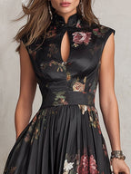 Violette | Robe midi en satin plissé noir à imprimé floral et encolure goutte d'eau