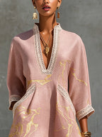 Ninon | Robe Mini en Dentelle Crochetée Rose à Motifs Dorés et Décolleté en V