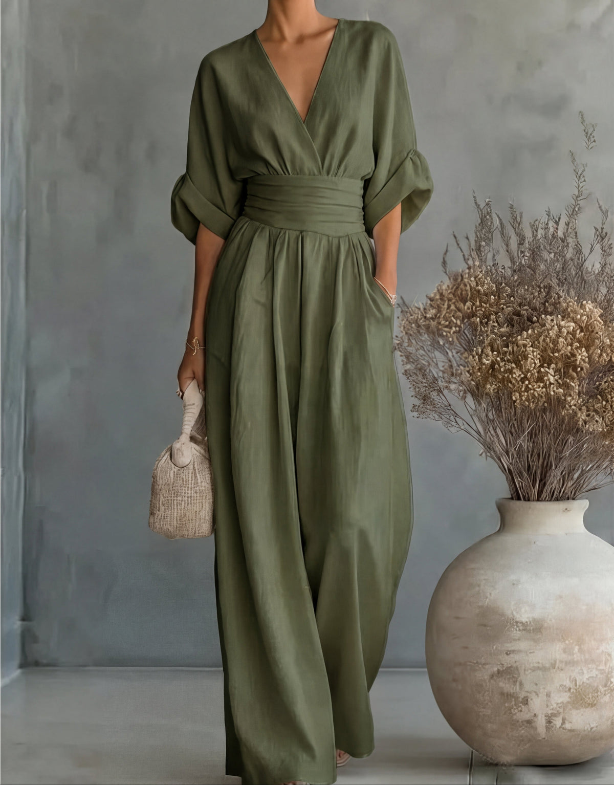 Combinaison femme à décolleté en V et pantalon fluide