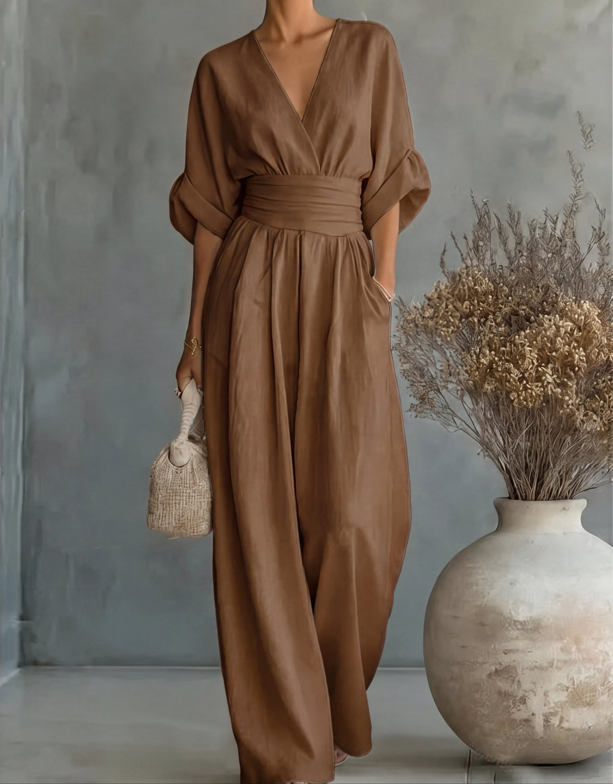 Combinaison femme à décolleté en V et pantalon fluide