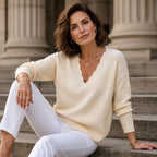 Pull femme en maille avec col V festonné